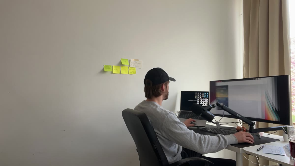 Aan het werk achter het bureau