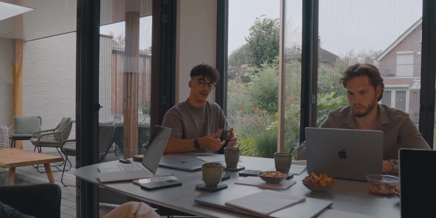 Twee ondernemers in gesprek bij het raam