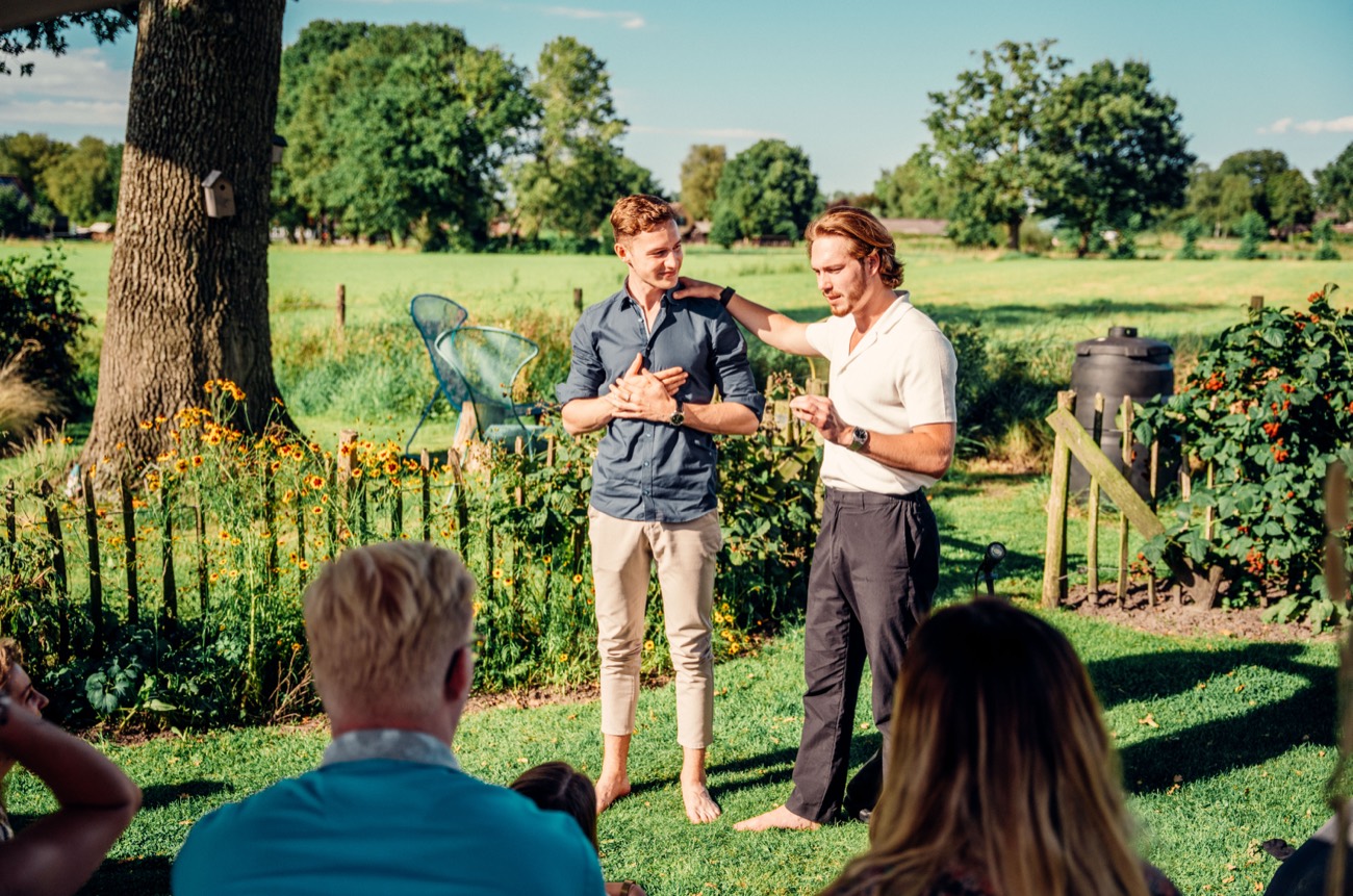 Sessie buiten in de tuin met deelnemers