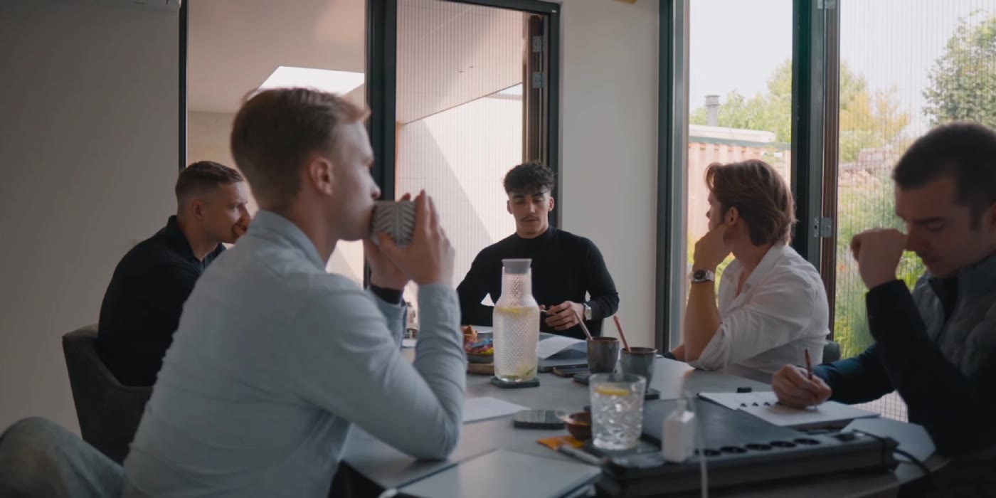 Gesprek aan tafel tijdens een strategiesessie