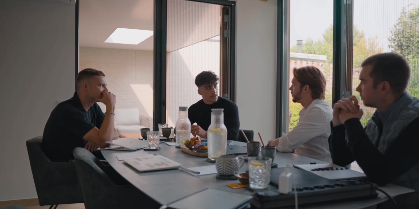 Deelnemers luisteren tijdens een sessie