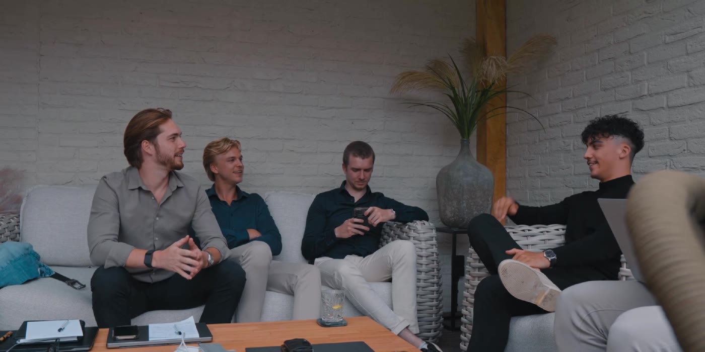 Het team in overleg op de bank